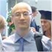 Ingegnere aiuta a fare i compiti e ripetizione a tutti gli studenti in difficoltà